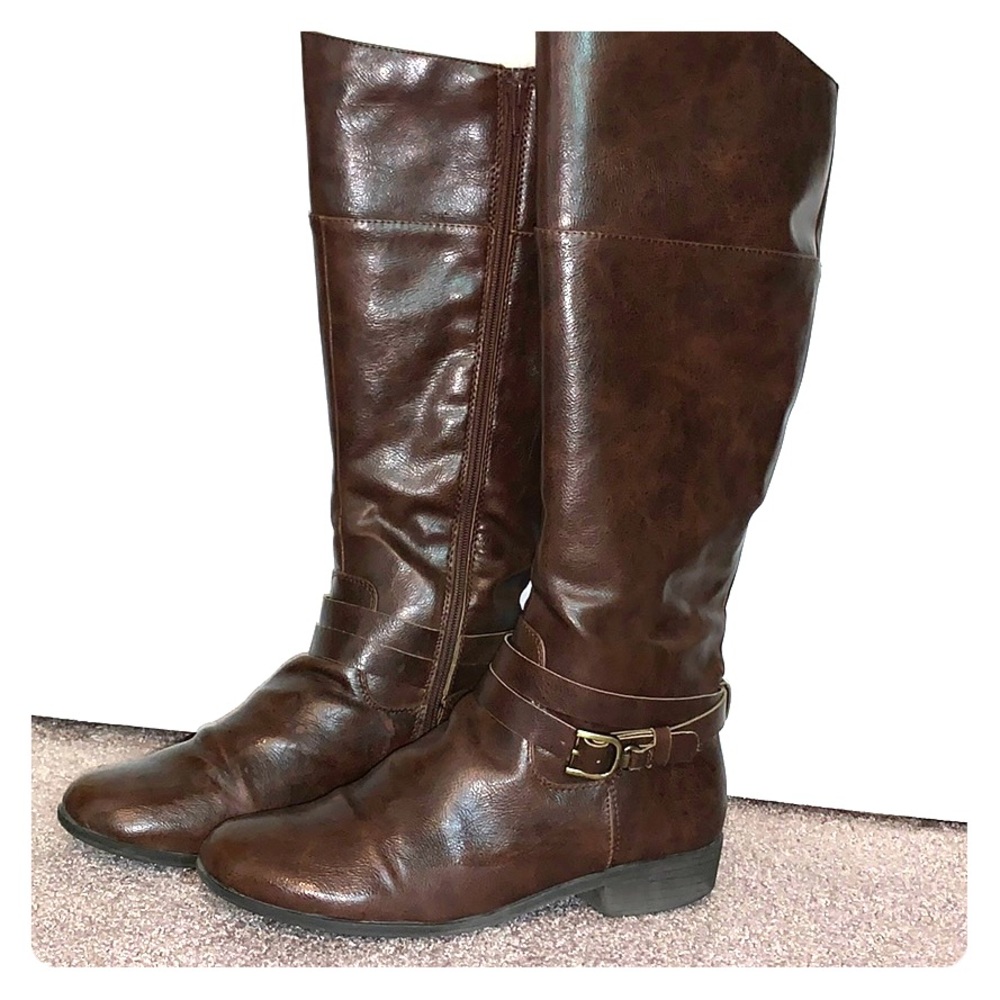 Fashionable low heeled boots